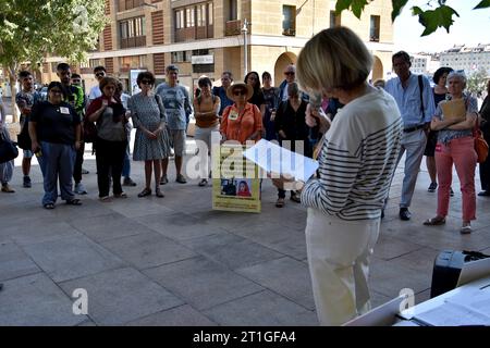 I partecipanti ascoltano un discorso durante la dimostrazione. Circa cinquanta persone si sono riunite a Place Bargemon a Marsiglia per sostenere le donne afghane e chiedere il diritto di asilo immediato per coloro che sono perseguitati e minacciati in Afghanistan. Foto Stock