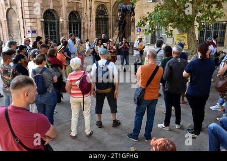 Marsiglia, Francia. 7 ottobre 2023. I partecipanti ascoltano un discorso durante la dimostrazione. Circa cinquanta persone si sono riunite a Place Bargemon a Marsiglia per sostenere le donne afghane e chiedere il diritto di asilo immediato per coloro che sono perseguitati e minacciati in Afghanistan. (Foto di Gerard bottino/SOPA Images/Sipa USA) credito: SIPA USA/Alamy Live News Foto Stock