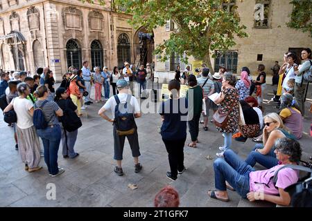 Marsiglia, Francia. 7 ottobre 2023. I partecipanti ascoltano un discorso durante la dimostrazione. Circa cinquanta persone si sono riunite a Place Bargemon a Marsiglia per sostenere le donne afghane e chiedere il diritto di asilo immediato per coloro che sono perseguitati e minacciati in Afghanistan. (Foto di Gerard bottino/SOPA Images/Sipa USA) credito: SIPA USA/Alamy Live News Foto Stock