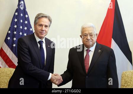 Amman, Jordan. 12 ottobre 2023. Venerdì 13 ottobre 2023, il Segretario di Stato DEGLI STATI UNITI Antony Blinken (L) incontra il presidente palestinese Mahmud Abbas nella capitale della Giordania, Amman. Blinken ha iniziato il 12 ottobre un tour delle capitali arabe mentre cerca di fare pressione su Hamas mentre Israele prepara una probabile massiccia offensiva sulla Striscia di Gaza a seguito degli attacchi dei militanti.foto del presidente palestinese Ufficio stampa/ credito: UPI/Alamy Live News Foto Stock