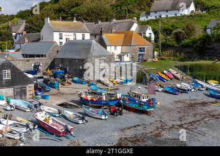 Cadgwith Cove sulla costa della Cornovaglia, barche da pesca sulla spiaggia di ciottoli di questo piccolo villaggio di pescatori, Inghilterra, Regno Unito, 2023 Foto Stock