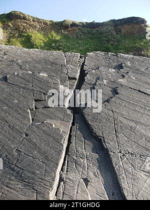 Crackington Haven, Cornovaglia, Regno Unito - 24 giugno 2023: Una delle crepe nella spiaggia di scisto di Crackington. Foto Stock