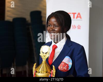 Nairobi, Kenya. 13 ottobre 2023. Concilia Owire, pilota di locomotive femminile presso la Standard Gauge Railway, riceve un'intervista dopo aver ottenuto il primo posto nella gara di discorso "My Chinese Story" di Belt and Road a Nairobi, in Kenya, il 13 ottobre 2023. Dieci dipendenti di aziende cinesi con sede in Kenya sono stati premiati venerdì dopo essere emersi vincitori del concorso "My Chinese Story" di Belt and Road, organizzato dall'Associazione economica e commerciale Kenya-Cina. Crediti: Li Yahui/Xinhua/Alamy Live News Foto Stock