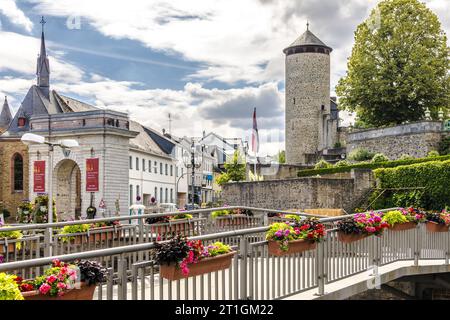 WEILBURG, GERMANIA - 06-28-2023: Porta della città, terrazze del parco del castello di Weilburg vista da König-Konrad-Platz a Lahntal, Assia, Germania Foto Stock