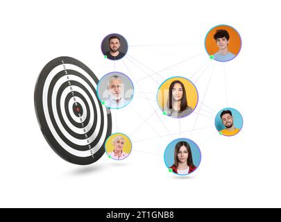 Destinatari. Tavola da disegno circondata da foto di potenziali clienti collegati tra loro su sfondo bianco Foto Stock