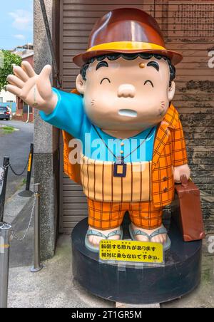 tokyo, giappone - 18 luglio 2023: Statua di plastica raffigurante la caricatura manga della famosa star giapponese del cinema Tora-san Foto Stock