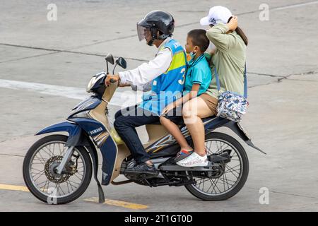 SAMUT PRAKAN, THAILANDIA, 20 settembre 2023, Una donna e un ragazzo viaggiano su un moto taxi Foto Stock