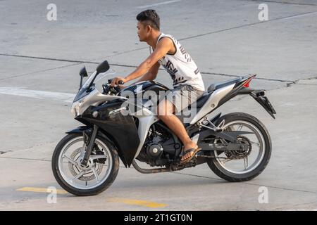 SAMUT PRAKAN, THAILANDIA, 25 2023 settembre, Un uomo cavalca una bici sportiva per strada Foto Stock