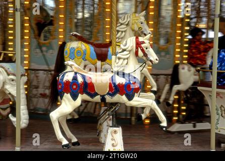 Antique Merry Go Round in Park a Parigi, Francia Foto Stock