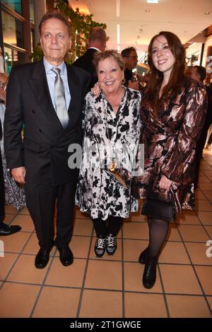 Angelika Mann mit Ehemann Ralf Rasch und Tochter Ulrike Weidemüller bei der VERLEIHUNG DER GOLDENEN HENNE 2023 in der Media City a Lipsia AM 13.10.2023 - Aftershowparty *** Angelika Mann con il marito Ralf Rasch e la figlia Ulrike Weidemüller alla PREMIAZIONE DEL GOLDEN HEN 2023 nella Media City a Lipsia il 13 10 2023 Aftershowparty Credit: Imago/Alamy Live News Foto Stock