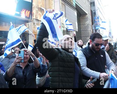 New York, New York, USA. 13 ottobre 2023. I sostenitori pro israeliani sono stati visti alla contromanifestazione per il rally ''˜Global Day of Rage' a Times Square. L'ex capo di Hamas Khaled Meshaal ha invitato i musulmani di tutto il mondo ad agire a sostegno dei palestinesi, dopo l'attacco a sorpresa di Hamas in Israele il 7 ottobre 2023. (Immagine di credito: © Nancy Kaszerman/ZUMA Press Wire) SOLO USO EDITORIALE! Non per USO commerciale! Foto Stock