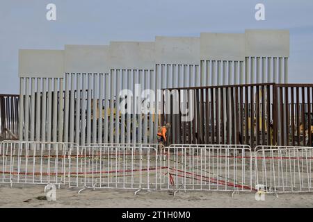 Tijuana, Baja California, Messico. 13 ottobre 2023. La prima nuova scherma sostitutiva primaria viene installata presso il confine di Tijuana al confine tra Stati Uniti e Messico venerdì 13 ottobre 2023. I pannelli della recinzione saranno di 30 piedi come recinzione secondaria che è già stata completata. (Immagine di credito: © Carlos A. Moreno/ZUMA Press Wire) SOLO USO EDITORIALE! Non per USO commerciale! Foto Stock