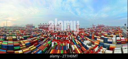 SHANGHAI, CINA - 14 OTTOBRE 2023 - operazione di movimentazione container nell'area del porto di acque profonde di Yangshan, Shanghai, Cina, 14 ottobre 2023. L'importazione della Cina Foto Stock