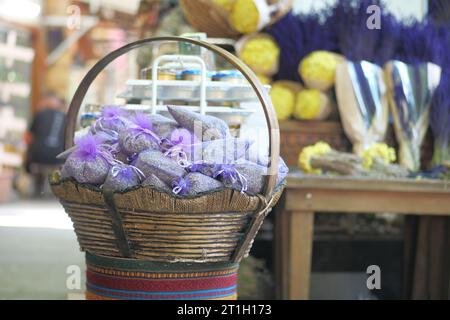 Astuccio con lavanda in un cestino di legno. Foto Stock