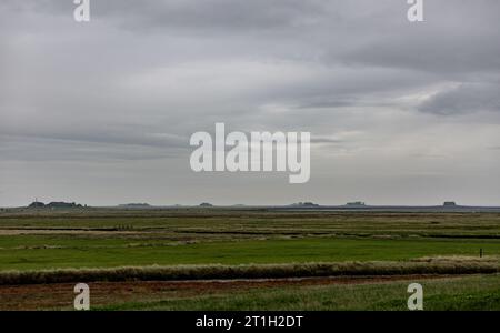 PRODUZIONE - 29 settembre 2023, Schleswig-Holstein, Hallig Langeneß: Le nuvole si muovono sopra l'Hallig. Foto: Axel Heimken/dpa Foto Stock