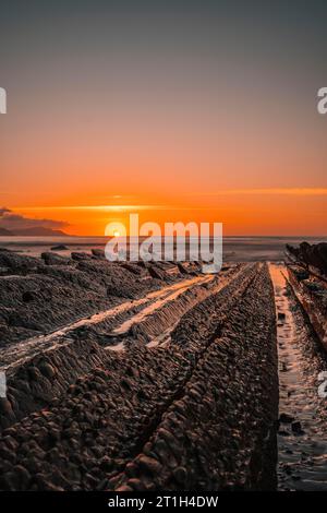 L'incredibile Flysch, uno splendido tramonto a Sakoneta, è una spiaggia di Deba. È l'estremità occidentale del Geoparco della costa basca, Guipuzkoa Foto Stock