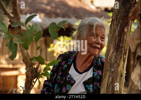 Ritratto di una vecchia donna indonesiana nel suo villaggio Foto Stock