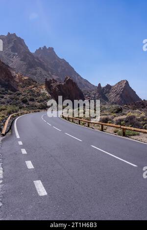 Strada accanto al punto panoramico di Zapato de la Reina nel Parco naturale del Teide a Tenerife, Isole Canarie Foto Stock