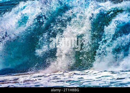 Large Waves Waimea Bay North Shore Oahu Hawaii. Waimea Bay è famosa per il surf con onde giganti. In quel giorno, le onde erano alte dai 15 ai 20 piedi. Foto Stock