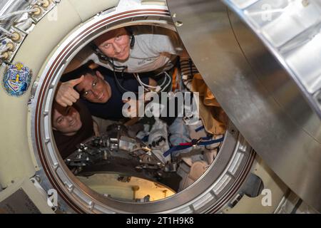 Atmosfera terrestre. 27 settembre 2023. Tre membri dell'equipaggio della Expedition 69 sono raffigurati all'interno della Soyuz MS-23 Crew Ship che avrebbe riportato il trio sulla Terra dopo aver vissuto e lavorato per 371 giorni a bordo della stazione spaziale Internazionale. Da sinistra ci sono il cosmonauta Roscosmos Dmitri Petelin, l'astronauta della NASA Frank Rubio e il cosmonauta Roscosmos Sergey Prokopyev. Credito: NASA/ZUMA Press Wire/ZUMAPRESS.com/Alamy Live News Foto Stock