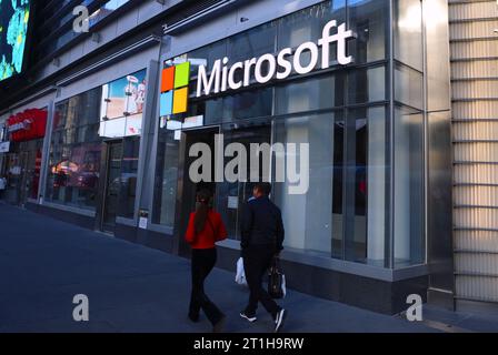 New York City, Stati Uniti. 13 ottobre 2023. Una vista esterna dell'ufficio Microsoft vicino a Times Square a New York City, NY, USA il 13 ottobre 2023. Foto di Charles Guerin/ABACAPRESS.COM Credit: Abaca Press/Alamy Live News Foto Stock
