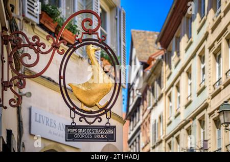 Strasburgo, Francia - maggio 31 2023: Segno ornato di un'anatra su Georges Bruck, un negozio di foie gras in una tradizionale casa in legno a Carre d'Or Foto Stock