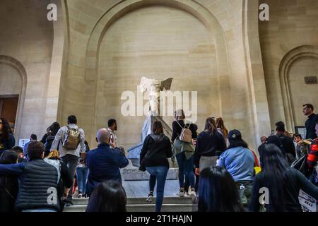 Museo del Louvre, Parigi, Francia. Statua della Vittoria alata "Victoire de Samotracia". Galleria di sculture del Louvre. Foto Stock