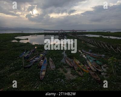 barche da pesca che si appoggiano al porto nel pomeriggio Foto Stock