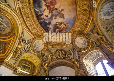 Arte sul soffitto del museo del Louvre. Immagine di opere d'arte e dipinti sul soffitto al Museo del Louvre, Parigi, Francia. Interni del Louvre. Foto Stock