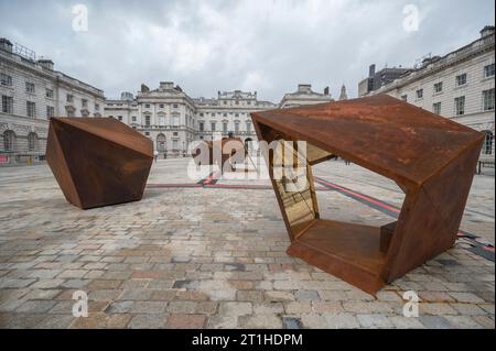 Somerset House, Londra, Regno Unito. 13 ottobre 2023. 1-54 Contemporary African Art Fair si svolge durante la Frieze WEEK dal 12 ottobre al 15 ottobre con oltre 170 artisti che lavorano attraverso una vasta gamma di mezzi, dalla pittura e scultura ai media misti e all'installazione rappresentati. La Fiera si tiene per il quarto anno in collaborazione con la casa d'asta di Christie. Immagine: Commissionata appositamente per la Corte della Fontana di Edmond J. Safra presso la Somerset House, l'artista marocchino Amine El Gotaibi presenta il suo lavoro più ambizioso fino ad oggi: "Illuminate the Light" in collaborazione con la MCC Gallery di Marrakech, Marocco. L'artista presenta TW Foto Stock