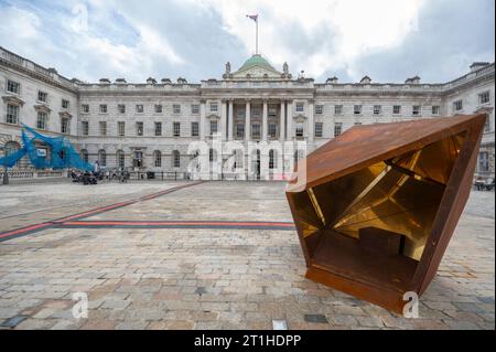 Somerset House, Londra, Regno Unito. 13 ottobre 2023. 1-54 Contemporary African Art Fair si svolge durante la Frieze WEEK dal 12 ottobre al 15 ottobre con oltre 170 artisti che lavorano attraverso una vasta gamma di mezzi, dalla pittura e scultura ai media misti e all'installazione rappresentati. La Fiera si tiene per il quarto anno in collaborazione con la casa d'asta di Christie. Immagine: Commissionata appositamente per la Corte della Fontana di Edmond J. Safra presso la Somerset House, l'artista marocchino Amine El Gotaibi presenta il suo lavoro più ambizioso fino ad oggi: "Illuminate the Light" in collaborazione con la MCC Gallery di Marrakech, Marocco. L'artista presenta TW Foto Stock