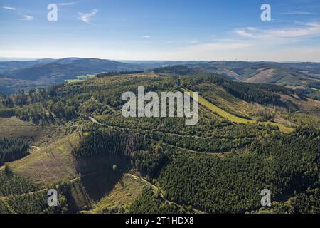 Luftbild, Waldgebiet Hohe Bracht Restaurant mit Turm, Waldschäden, Bilstein, Lennestadt, Sauerland, Nordrhein-Westfalen, Deutschland ACHTUNGxMINDESTHONORARx60xEURO *** foto aerea, area forestale Hohe Bracht ristorante con torre, danni forestali, Bilstein, Lennestadt, Sauerland, Renania settentrionale-Vestfalia, Germania ATTENTIONxMINESTHONORARx60xEURO credito: Imago/Alamy Live News Foto Stock