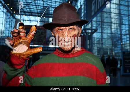 Un cosplayer vestito da Freddy Krueger della serie cinematografica ''A Nightmare from Elm Street'' partecipa al New York Comic con 2023 al Jacob Javits Center il 13 ottobre 2023 a New York City. (Foto: Gordon Donovan) (foto di Gordon Donovan/NurPhoto) credito: NurPhoto SRL/Alamy Live News Foto Stock