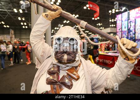 I cosplayers vestiti come Tusken Raiders da "Star Wars" partecipano al New York Comic con 2023 al Jacob Javits Center il 13 ottobre 2023 a New York City. (Foto: Gordon Donovan) (foto di Gordon Donovan/NurPhoto) credito: NurPhoto SRL/Alamy Live News Foto Stock