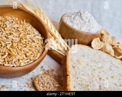 Dieta biologica sana, ricca di fibre, con grano integrale e prodotti a base di cereali ancora in vita. Foto Stock