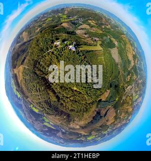 Luftbild, Waldgebiet Hohe Bracht, Hohe Bracht CafoÆÃÜo Ãââ oÆÃâÅoöÃ Restaurant, Erdkugel, Fisheye Aufnahme, Fischaugen Aufnahme, 360 Grad Aufnahme, Tiny World, Bilstein, Lennestadt, Sauerland, Nordrhein-Westfalen, Deutschland ACHTUNGxMINDESTHONORARx60xEURO *** Vista aerea, area forestale Hohe Bracht, ristorante Hohe Bracht CafoÆÃÜo Ãââ oÆÃâÅoöÃ, globo, fisheye shot, fisheye shot, fisheye shot, colpo a 360 gradi, Tiny World, Bilstein, Lennestadt, Sauerland, Renania settentrionale-Vestfalia, Germania ATTENTIONxMINDESTHONORARx60xEURO credito: Imago/Alamy Live News Foto Stock