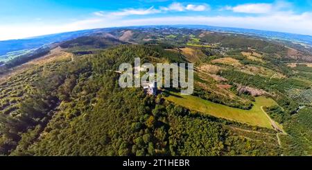 Luftbild, Waldgebiet Hohe Bracht, Hohe Bracht CafoÆÃÜo Ãââ oÆÃâÅoöÃ Restaurant, Erdkugel, Fisheye Aufnahme, Fischaugen Aufnahme, 360 Grad Aufnahme, Tiny World, Bilstein, Lennestadt, Sauerland, Nordrhein-Westfalen, Deutschland ACHTUNGxMINDESTHONORARx60xEURO *** Vista aerea, area forestale Hohe Bracht, ristorante Hohe Bracht CafoÆÃÜo Ãââ oÆÃâÅoöÃ, globo, fisheye shot, fisheye shot, fisheye shot, colpo a 360 gradi, Tiny World, Bilstein, Lennestadt, Sauerland, Renania settentrionale-Vestfalia, Germania ATTENTIONxMINDESTHONORARx60xEURO credito: Imago/Alamy Live News Foto Stock