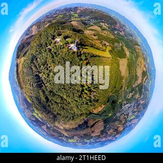 Luftbild, Waldgebiet Hohe Bracht, Hohe Bracht CafoÆÃÜo Ãââ oÆÃâÅoöÃ Restaurant, Erdkugel, Fisheye Aufnahme, Fischaugen Aufnahme, 360 Grad Aufnahme, Tiny World, Bilstein, Lennestadt, Sauerland, Nordrhein-Westfalen, Deutschland ACHTUNGxMINDESTHONORARx60xEURO *** Vista aerea, area forestale Hohe Bracht, ristorante Hohe Bracht CafoÆÃÜo Ãââ oÆÃâÅoöÃ, globo, fisheye shot, fisheye shot, fisheye shot, colpo a 360 gradi, Tiny World, Bilstein, Lennestadt, Sauerland, Renania settentrionale-Vestfalia, Germania ATTENTIONxMINDESTHONORARx60xEURO credito: Imago/Alamy Live News Foto Stock