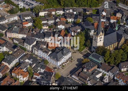 Luftbild, Stadtmitte mit kath. Kirche St Vincenz und Dorte-Hilleke-Bücherei Menden - Stadtbücherei, Marktplatz und Kirchplatz, Menden, Menden, Sauerland, Nordrhein-Westfalen, Deutschland ACHTUNGxMINDESTHONORARx60xEURO *** Vista aerea, centro città con chiesa cattolica St Vincenz e biblioteca Dorte Hilleke biblioteca pubblica Menden, piazza del mercato e piazza della chiesa, Menden, Menden, Sauerland, Renania settentrionale-Vestfalia, Germania ATTENTIONxMINDESTHONORARx60xEURO credito: Imago/Alamy Live News Foto Stock