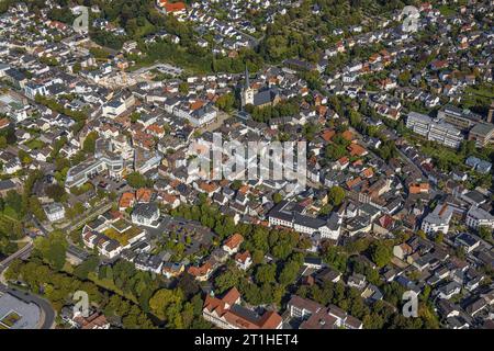 Luftbild, Stadtmitte mit Rathaus, kath. Kirche St Vincenz und Dorte-Hilleke-Bücherei Menden - Stadtbücherei, Marktplatz und Kirchplatz, Menden, Menden, Sauerland, Nordrhein-Westfalen, Deutschland ACHTUNGxMINDESTHONORARx60xEURO *** Vista aerea, centro città con municipio, chiesa cattolica di St Vincenz e biblioteca Dorte Hilleke biblioteca pubblica Menden, piazza del mercato e piazza della chiesa, Menden, Menden, Sauerland, Renania settentrionale Vestfalia, Germania ATTENTIONxMINESTHONORARx60xEURO credito: Imago/Alamy Live News Foto Stock