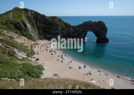 Arco e spiaggia in pietra calcarea Durdle Door, vicino a Lulworth Cove, Dorset, Inghilterra, Regno Unito Foto Stock