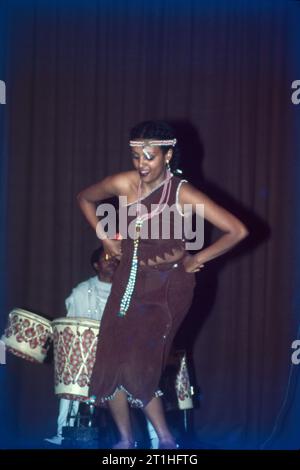 La danza africana si riferisce ai vari stili di danza dell'Africa subsahariana. Queste danze sono strettamente connesse con i ritmi tradizionali e le tradizioni musicali della regione. La musica e la danza sono parte integrante di molte società africane tradizionali. Foto Stock