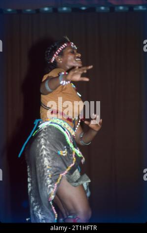 La danza africana si riferisce ai vari stili di danza dell'Africa subsahariana. Queste danze sono strettamente connesse con i ritmi tradizionali e le tradizioni musicali della regione. La musica e la danza sono parte integrante di molte società africane tradizionali. Foto Stock