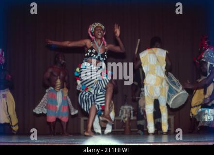 La danza africana si riferisce ai vari stili di danza dell'Africa subsahariana. Queste danze sono strettamente connesse con i ritmi tradizionali e le tradizioni musicali della regione. La musica e la danza sono parte integrante di molte società africane tradizionali. Foto Stock