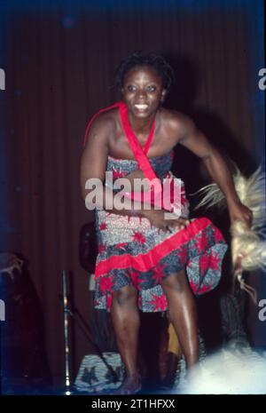 La danza africana si riferisce ai vari stili di danza dell'Africa subsahariana. Queste danze sono strettamente connesse con i ritmi tradizionali e le tradizioni musicali della regione. La musica e la danza sono parte integrante di molte società africane tradizionali. Foto Stock