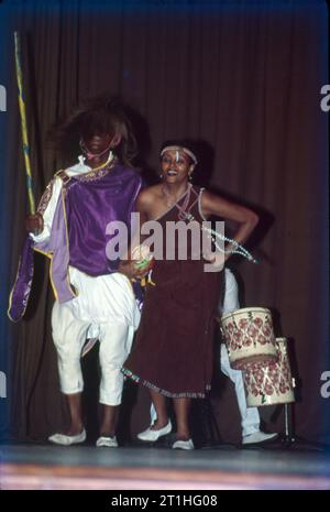 La danza africana si riferisce ai vari stili di danza dell'Africa subsahariana. Queste danze sono strettamente connesse con i ritmi tradizionali e le tradizioni musicali della regione. La musica e la danza sono parte integrante di molte società africane tradizionali. Foto Stock