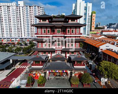 Vista aerea del Tempio della reliquia del dente del Buddha a Singapore. Un famoso luogo turistico nel complesso di Chinatown. Foto Stock