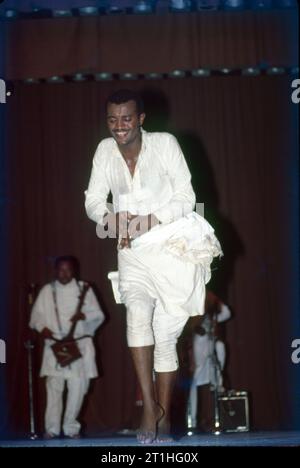 La danza africana si riferisce ai vari stili di danza dell'Africa subsahariana. Queste danze sono strettamente connesse con i ritmi tradizionali e le tradizioni musicali della regione. La musica e la danza sono parte integrante di molte società africane tradizionali. Foto Stock