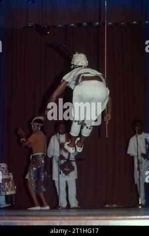 La danza africana si riferisce ai vari stili di danza dell'Africa subsahariana. Queste danze sono strettamente connesse con i ritmi tradizionali e le tradizioni musicali della regione. La musica e la danza sono parte integrante di molte società africane tradizionali. Foto Stock