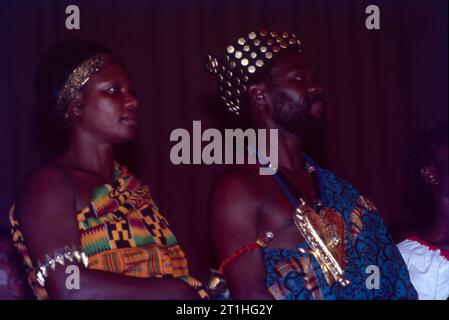 La danza africana si riferisce ai vari stili di danza dell'Africa subsahariana. Queste danze sono strettamente connesse con i ritmi tradizionali e le tradizioni musicali della regione. La musica e la danza sono parte integrante di molte società africane tradizionali. Foto Stock